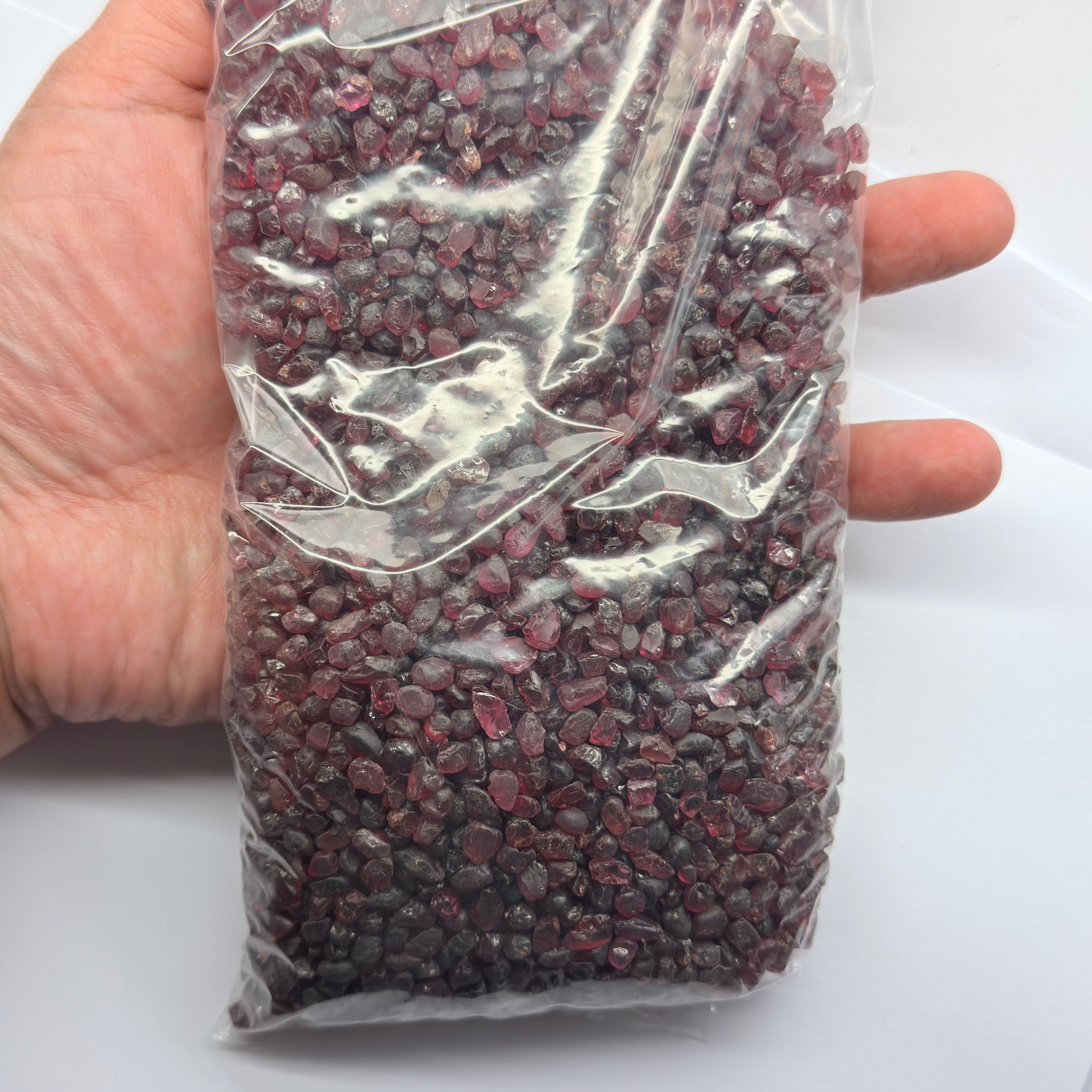 Lindi Garnet Lot, small sizes, 1040gm / 5200ct, Lindi, Tanzania, Untreated Unheated, very small sizes, good for cutting melee, paintings, fish tank, av size: 1.18ct, see videos in different lights