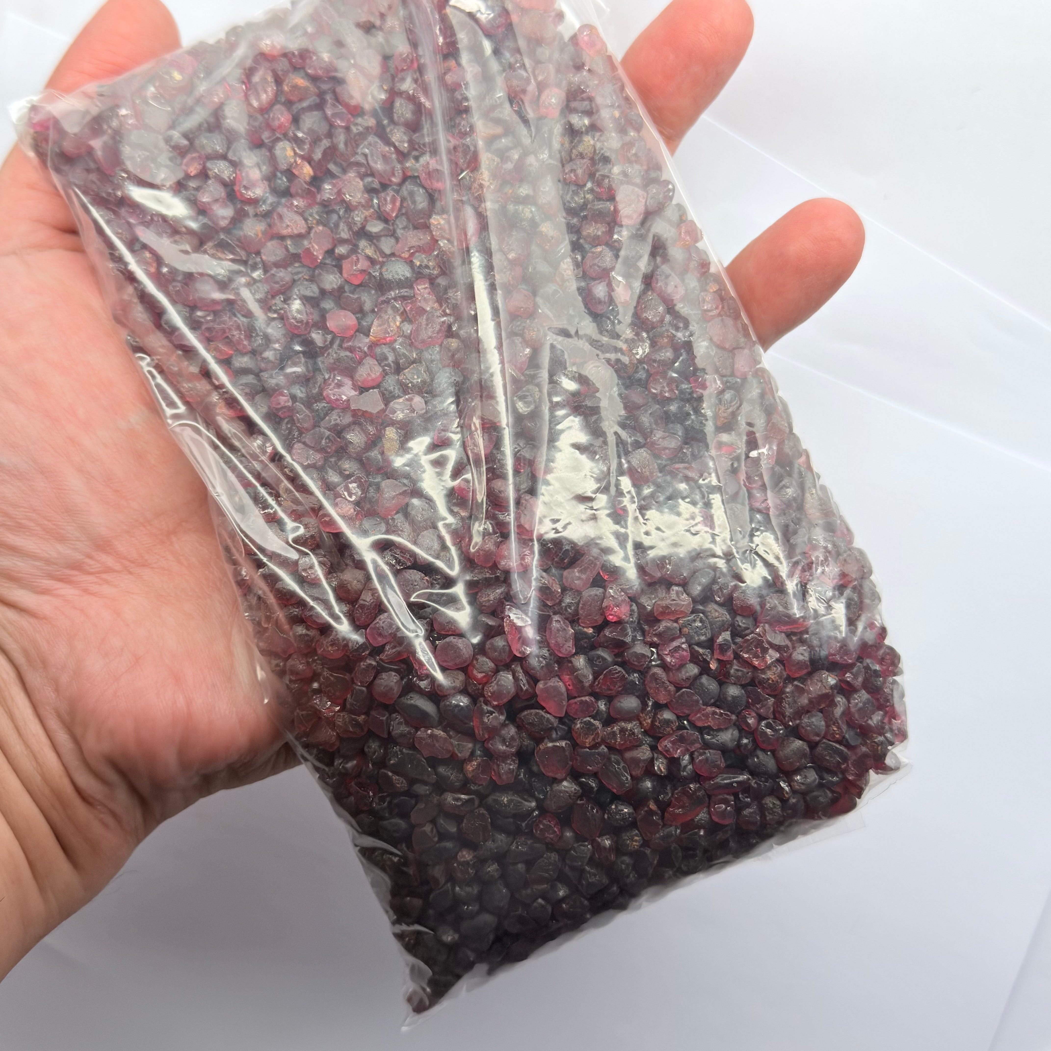 Lindi Garnet Lot, small sizes, 1040gm / 5200ct, Lindi, Tanzania, Untreated Unheated, very small sizes, good for cutting melee, paintings, fish tank, av size: 1.18ct, see videos in different lights