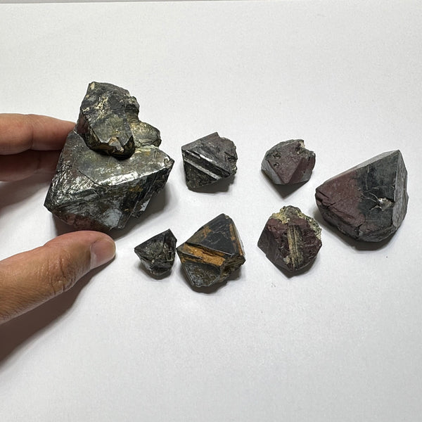 Magnetite Crystal Lot , wholesale deal, 629gm lot, Sizes 14.2gm - 376.5gm, Merelani, Tanzania