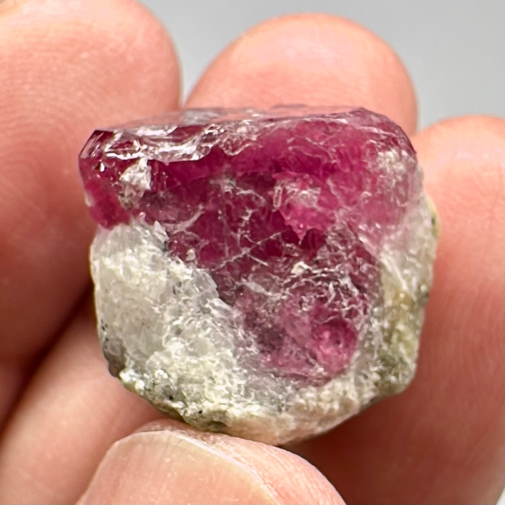 Gemmy portions 55.80ct Mahenge Spinel Crystal, Tanzania, Unheated Unheated, see the pictures with the light shined in