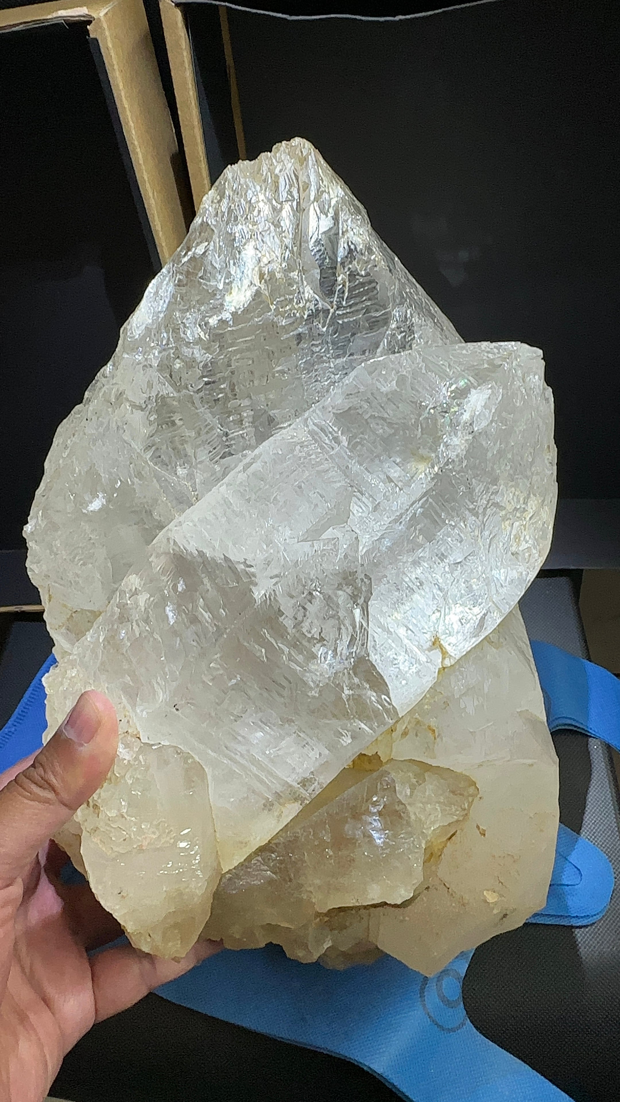 MONDO QUARTZ crystal cluster, 16.52kg, Mondo, Tanzania, very very rare, see the video and note the rainbows in the crystal